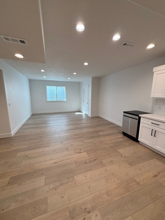 Building Photo - Basement Apartment