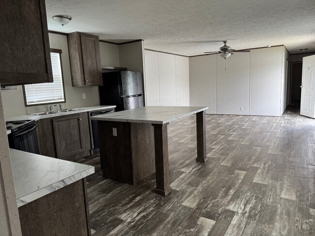 Building Photo - 573 Banjo Way