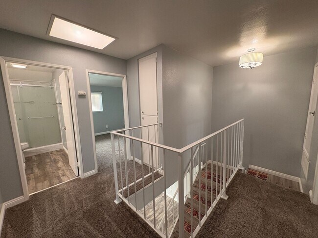 Building Photo - 3 Bed, 2.5 Bath in Ontario!