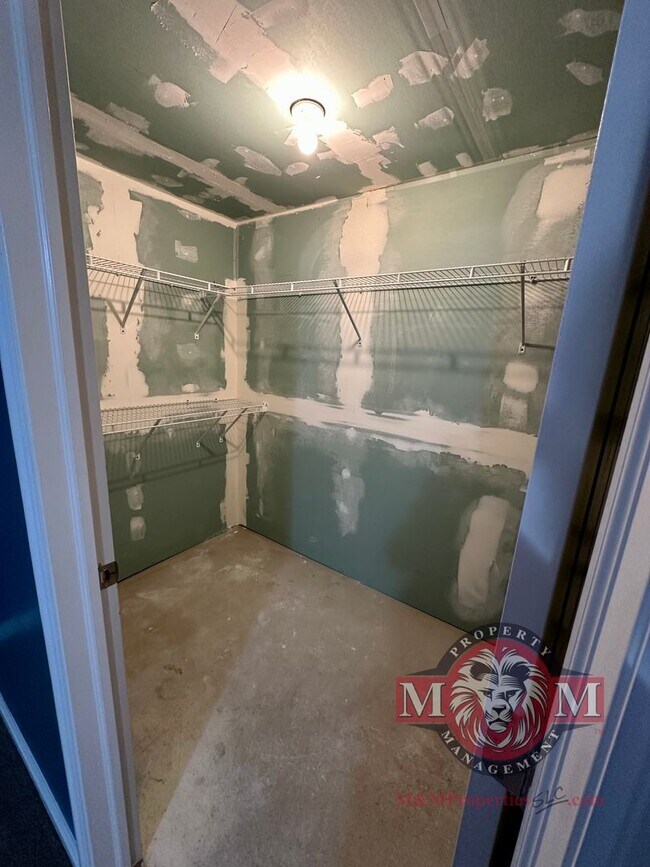 Building Photo - 3 Bd 3.5 Bath Model Like Townhome in Riverton