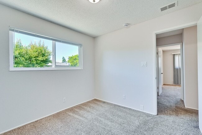 Building Photo - Spacious 3 Bedroom 2 Bath Home with 2 Car Garage and Central Air Conditioning