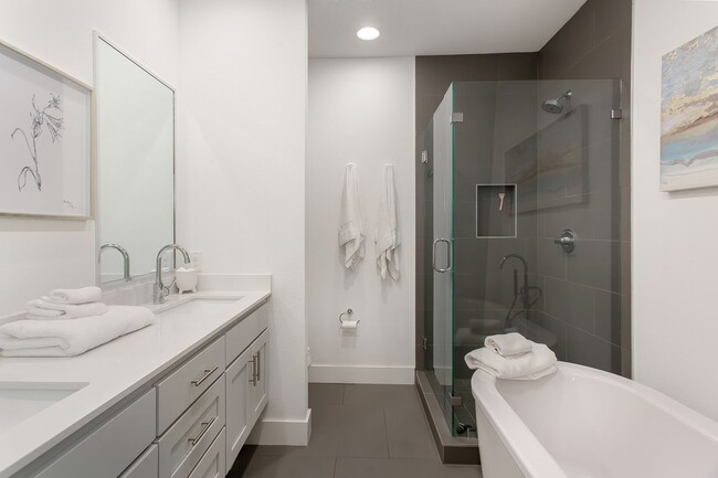 Building Photo - Modern 2 bed, 2.1 Bath townhome, walking distance to Greenville Ave