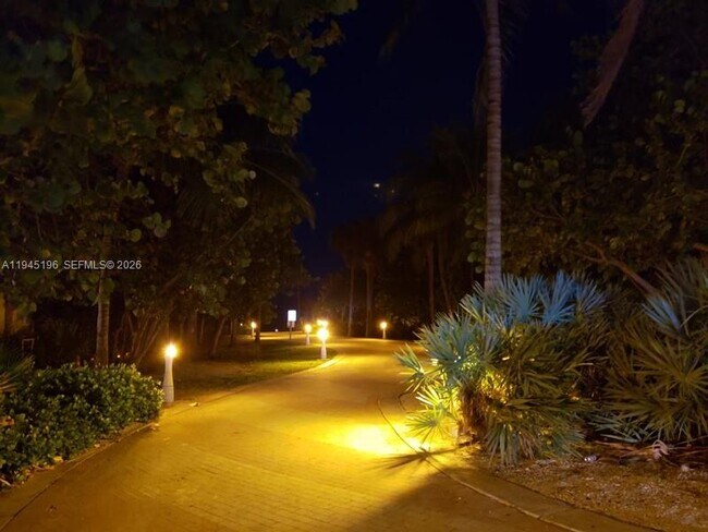 Building Photo - 2899 Collins Ave