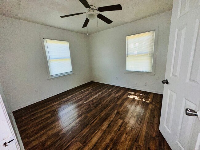 Building Photo - 3 bed, 1 bath with large fenced back yard, w/d connections