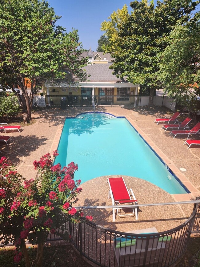 Building Photo - IMMEDIATE MOVE IN