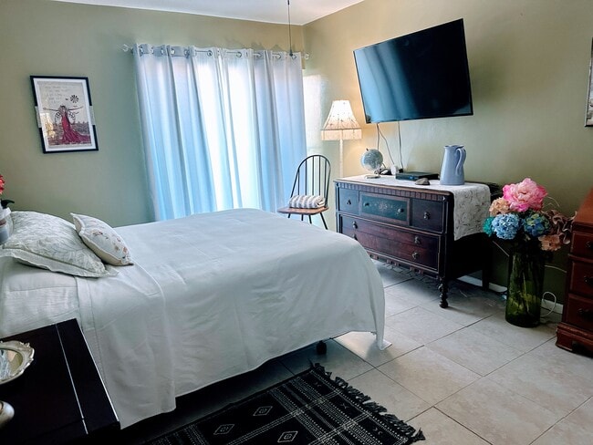 Building Photo - 1655 S Highland Ave