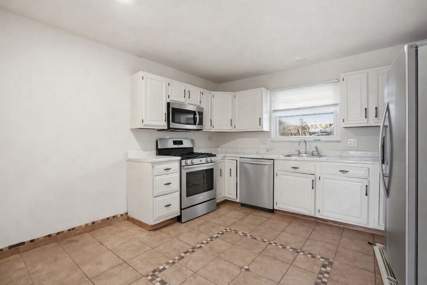 Building Photo - 704 Carlsbad Rd