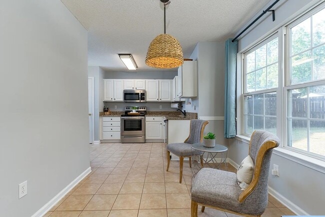 Building Photo - Spacious home located in the beautiful and...