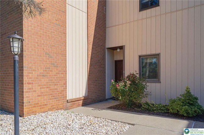 Building Photo - 997 Village Round