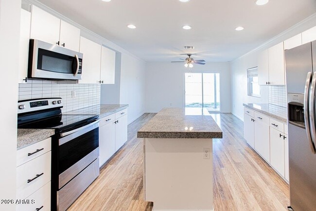 Building Photo - 318 N Palm St