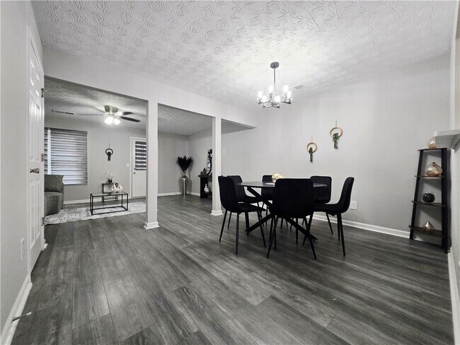 Building Photo - 2430 Piering Dr