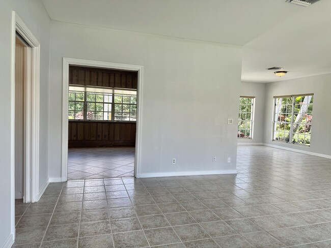 Building Photo - 206 Russlyn Dr