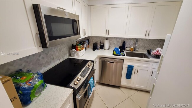 Building Photo - 220 Kings Point Dr