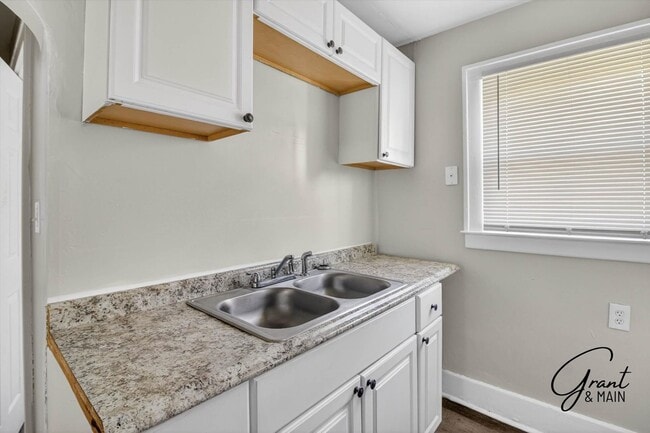 Building Photo - 14541 Kentfield St