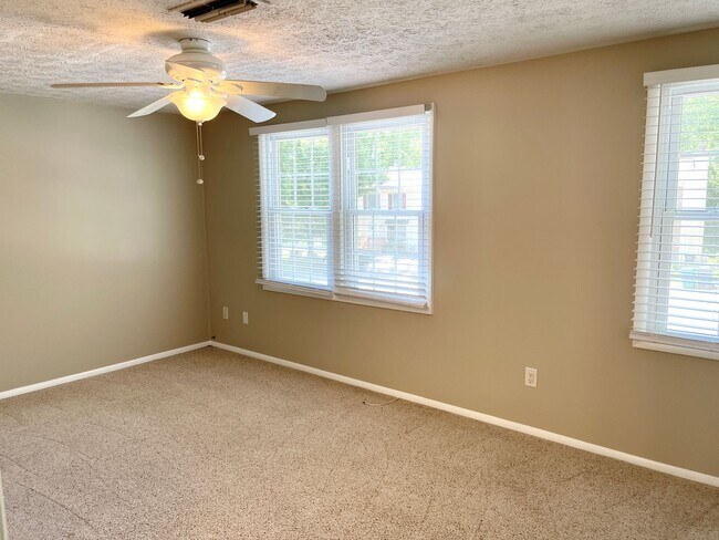 Building Photo - Welcome to this charming 3-bedroom, 2.5-ba...
