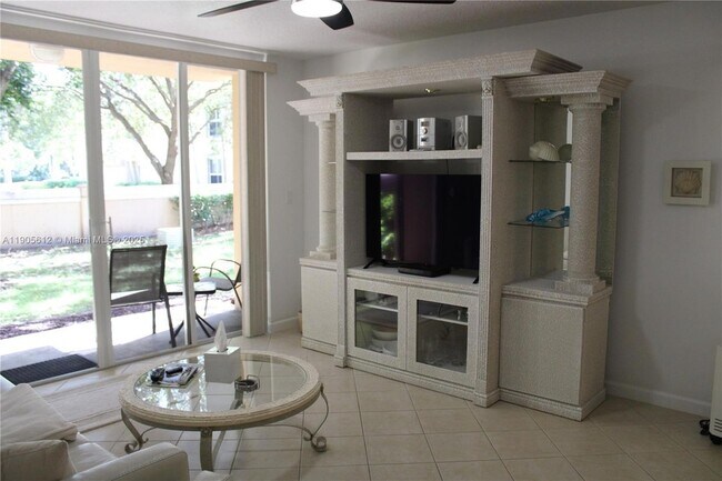 Building Photo - 519 E Sheridan St