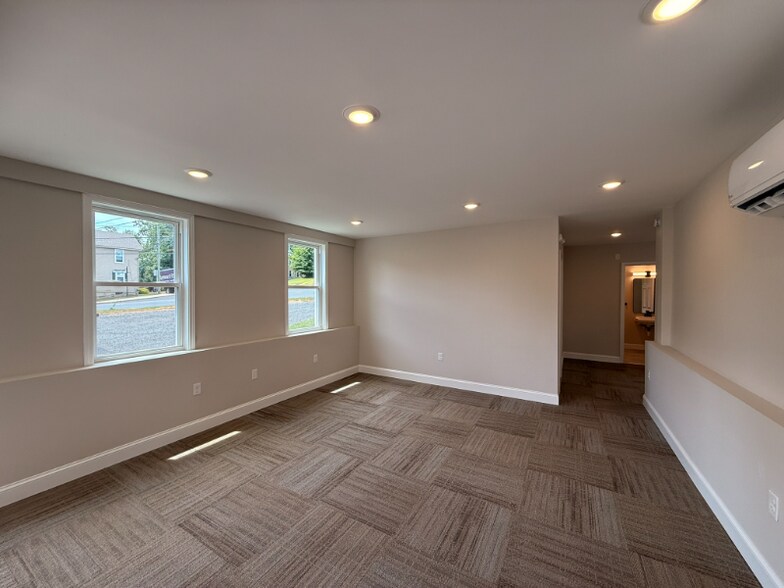 Building Photo - 479 New Britain Rd
