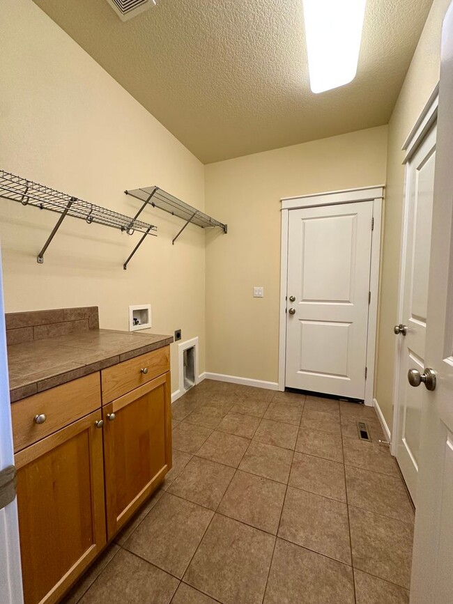 Building Photo - 63114 Dakota Dr