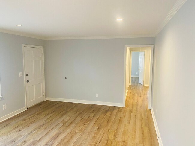 Building Photo - BEAUTIFULLY UPDATED - MINUTES TO SPOTSLYVA...