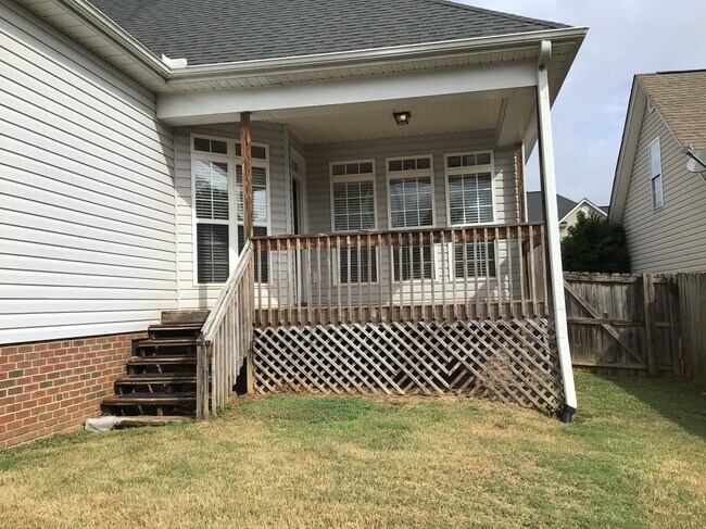 Building Photo - 303 Stallion Rd