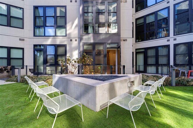 Building Photo - 800 Embassy Dr