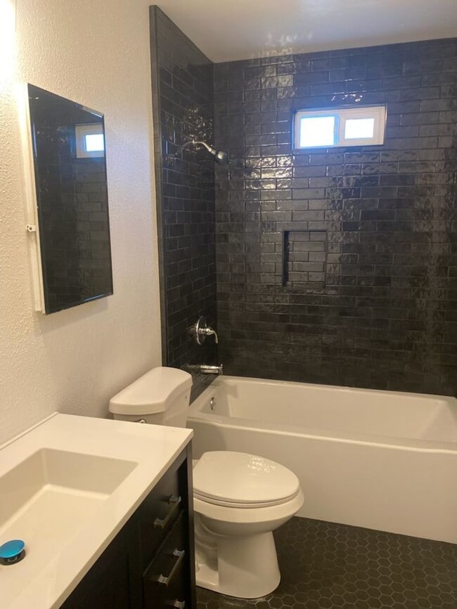Building Photo - 4bd 2 ba House Available For Rent