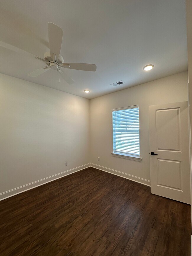 Building Photo - 636 Cottage Grv Cir