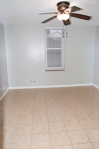 Building Photo - 809 Diamond Ct