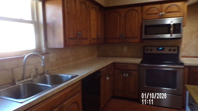 Building Photo - Fantasic Country Club West Home  1/2 OFF FIRST FULL MONTH'S RENT