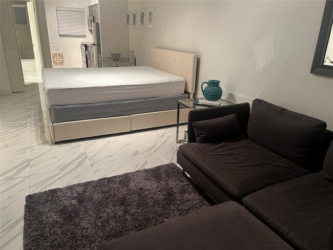 Building Photo - 1611 West Ave