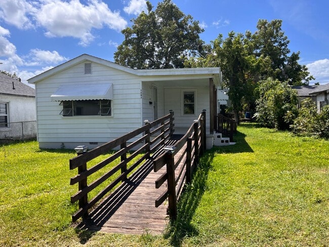 Building Photo - 2 bedroom home in Historic Downtown Walking District of Morehead City with fenced in yard