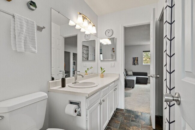 Building Photo - Great 2 bed 2 bath town house centrally lo...