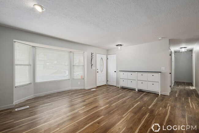 Building Photo - 10328 Countrywood Dr