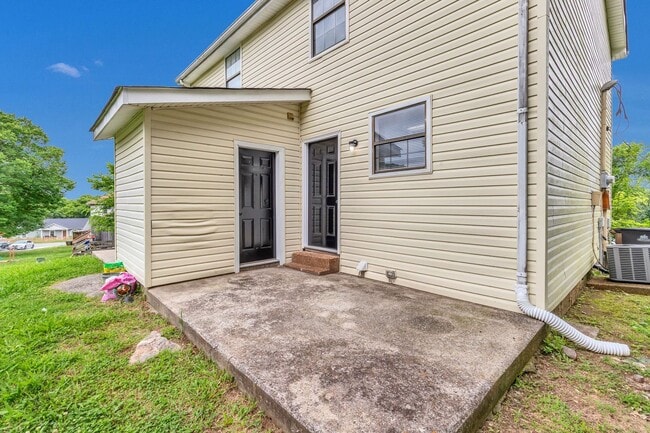 Building Photo - AVAILABLE NOW. 2 BD 1 1/2 BATH. CLOSE TO E...