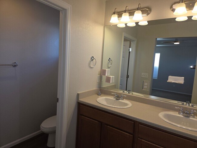 Building Photo - Modern Comfort in a Prime Location – 3 Bed / 2.5 Bath Home in Denver!