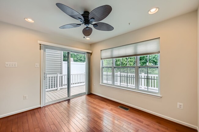 Building Photo - Spacious & Stylish 3BR/2.5BA TH in Frankli...