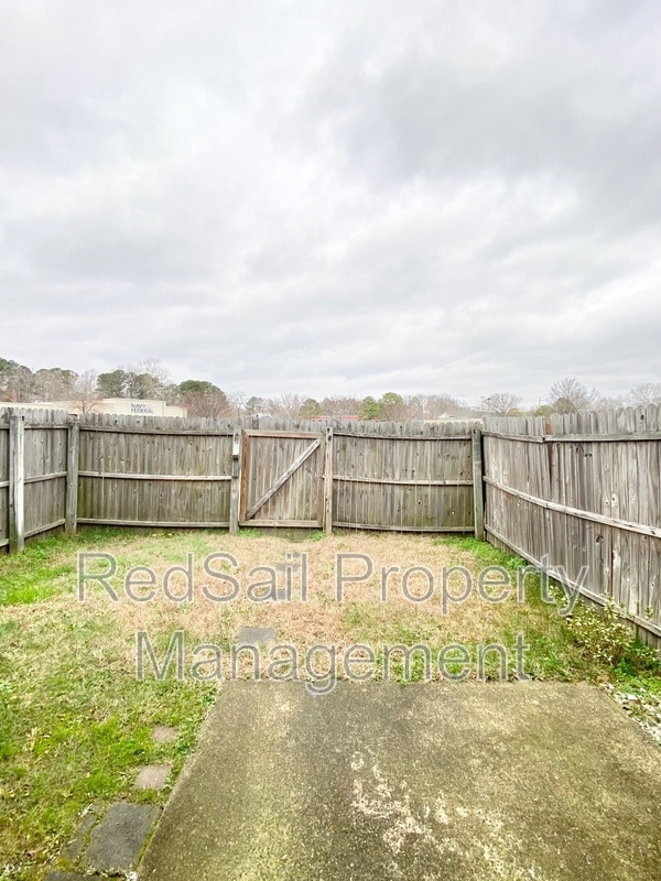 Building Photo - 8 Terri Sue Ct