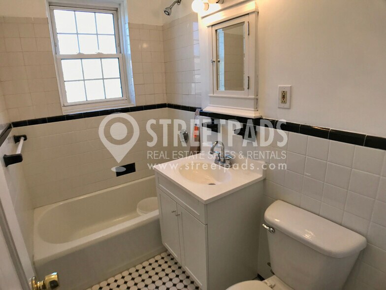 Building Photo - 1139 Beacon St