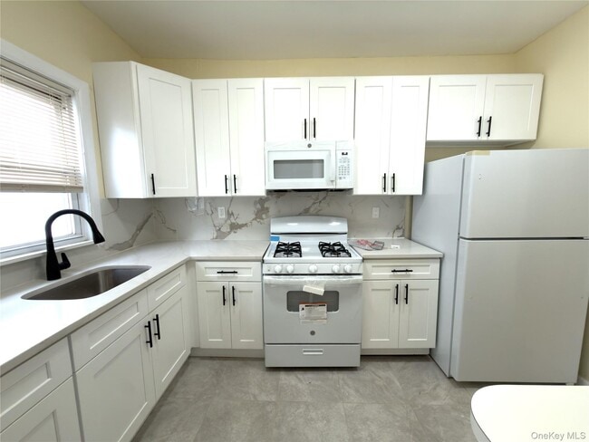 Building Photo - 517 Laurelton Blvd