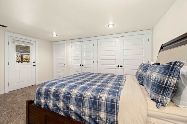 Building Photo - 9063 Mundell Rd