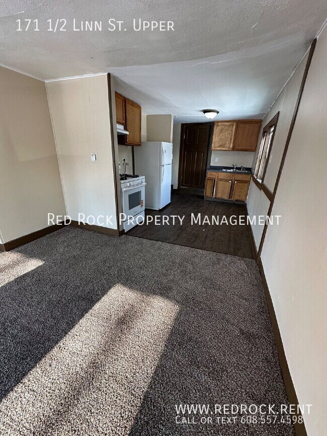 Building Photo - 171 1/2 Linn St. Upper-