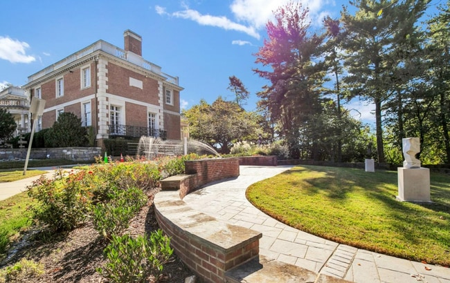 Building Photo - Bright Top-Floor 2BR Condo with Balcony in Parkside Community