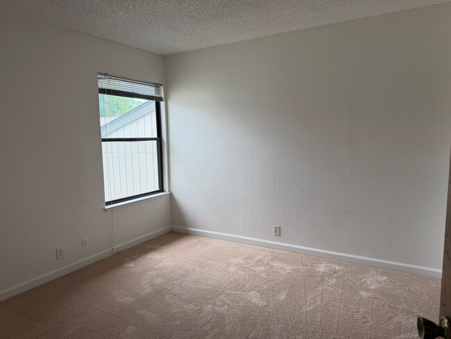 Building Photo - 1670 Sqft. 3 Bedroom, 2 Bath Gated Townhome for Rent in Citrus Heights.