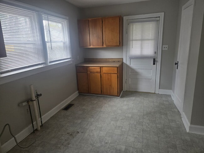 Building Photo - "Move in Ready 3-Bedroom Home on Huntoon A...