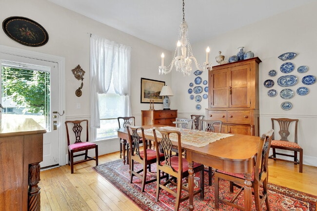 Building Photo - Beautiful Furnished 3 Bedroom Home in Historic District