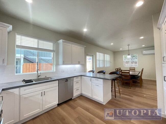 Building Photo - ROOM FOR RENT: Gorgeous, NEW Construction in Desirable, Sunny Prospect Heights!  Co-signers Accep...