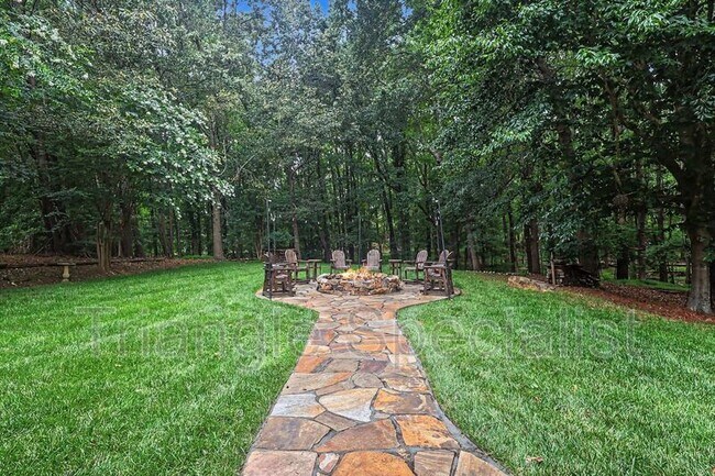 Building Photo - 6121 Carlyle Dr