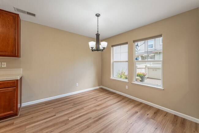 Building Photo - Somersett Rental