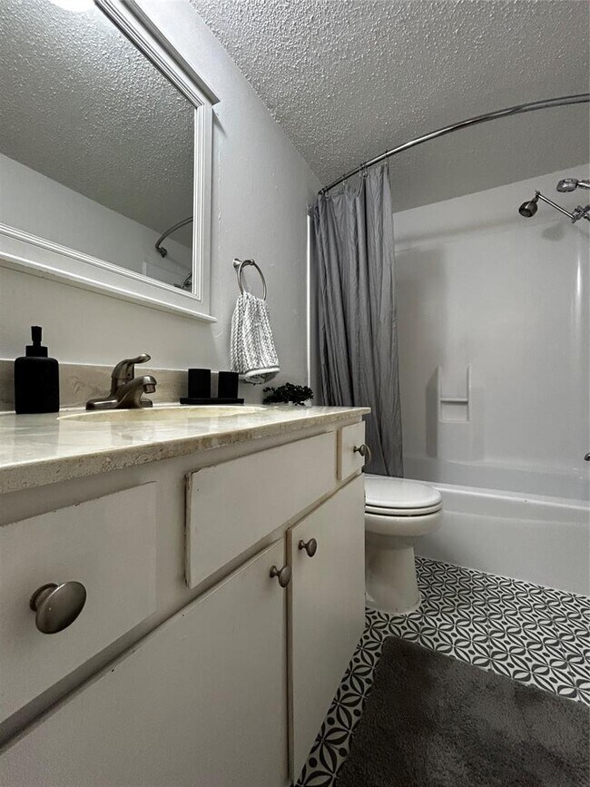 Building Photo - 808 Winflo Dr