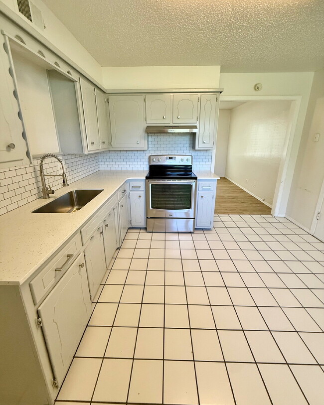 Building Photo - Inviting Mustang Gem with Spacious Kitchen...